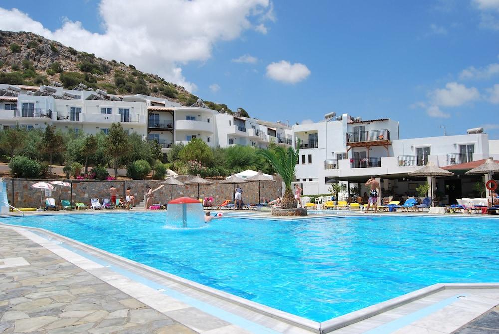 מלון Semiramis Village